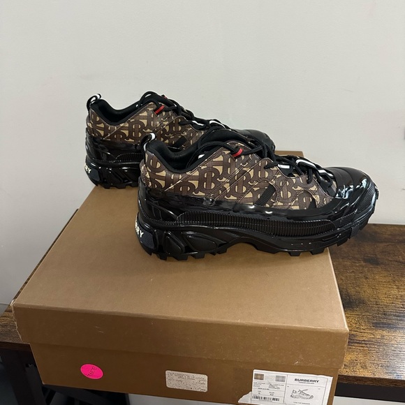 Burberry Sneakers Brand New Never Worn - Picture 2 of 7